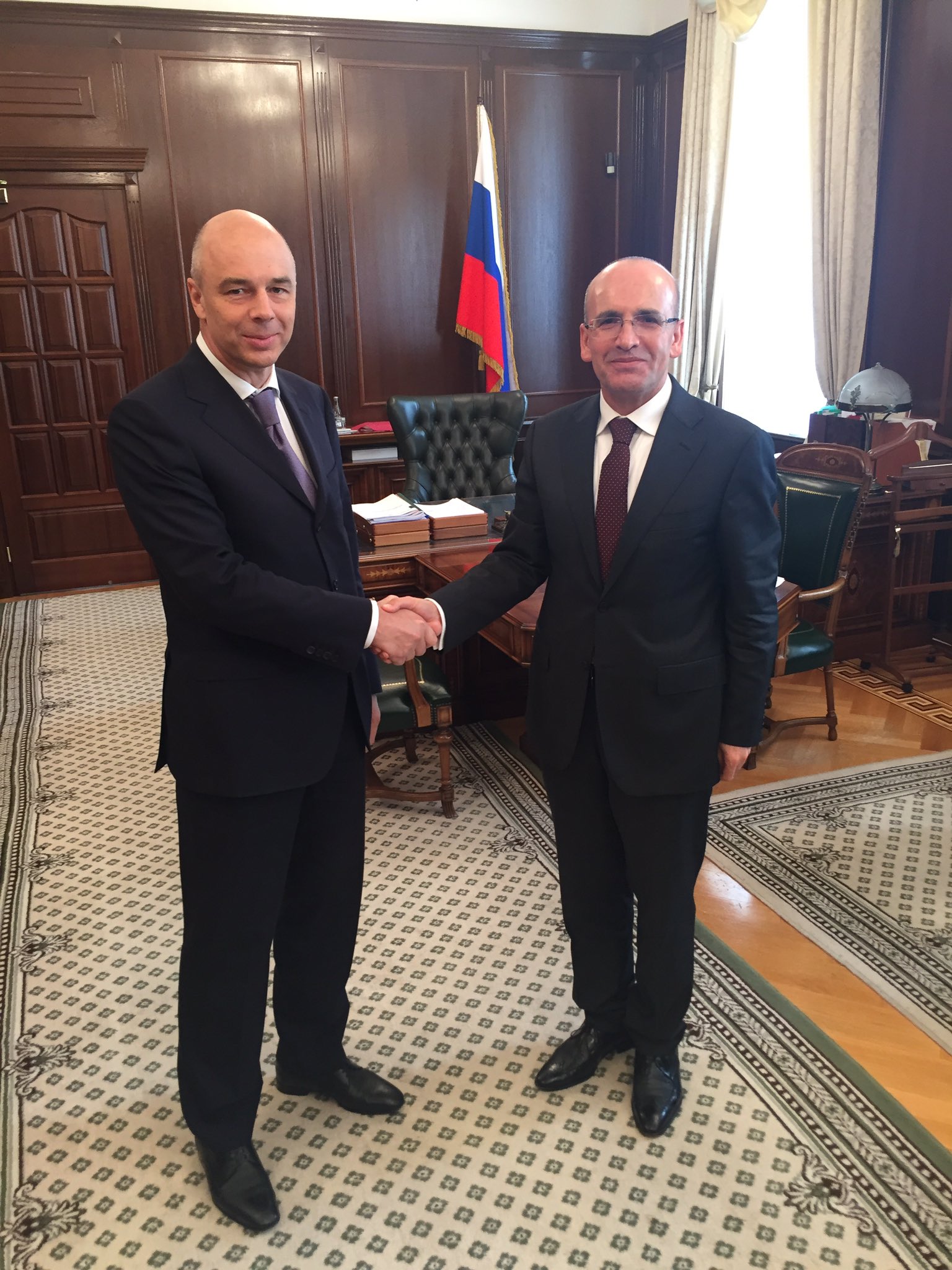 Антон Силуанов (слева) сказал, что поддерживаемая Кремлем криптобиржа предназначена только для российских инвесторов, которые соответствуют определенным порогам дохода и благосостояния 