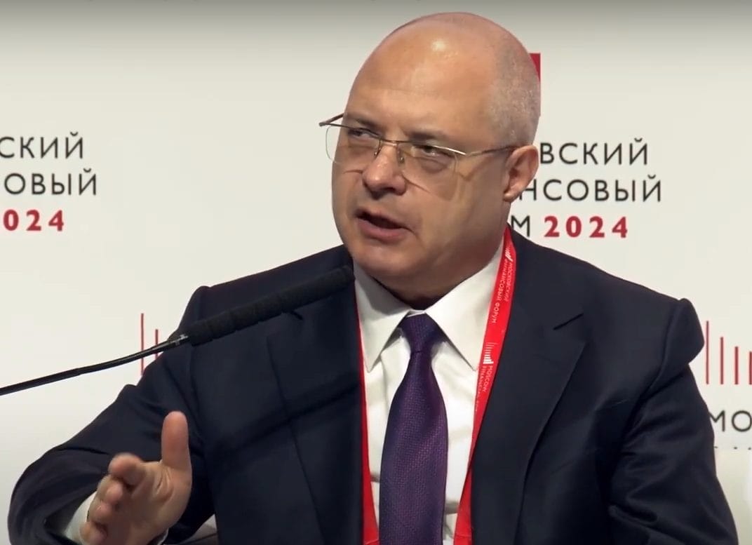 Российский законодатель Сергей Гаврилов выступал на Московском финансовом форуме в прошлом году. (Источник: Goszakaz.tv/youtube)