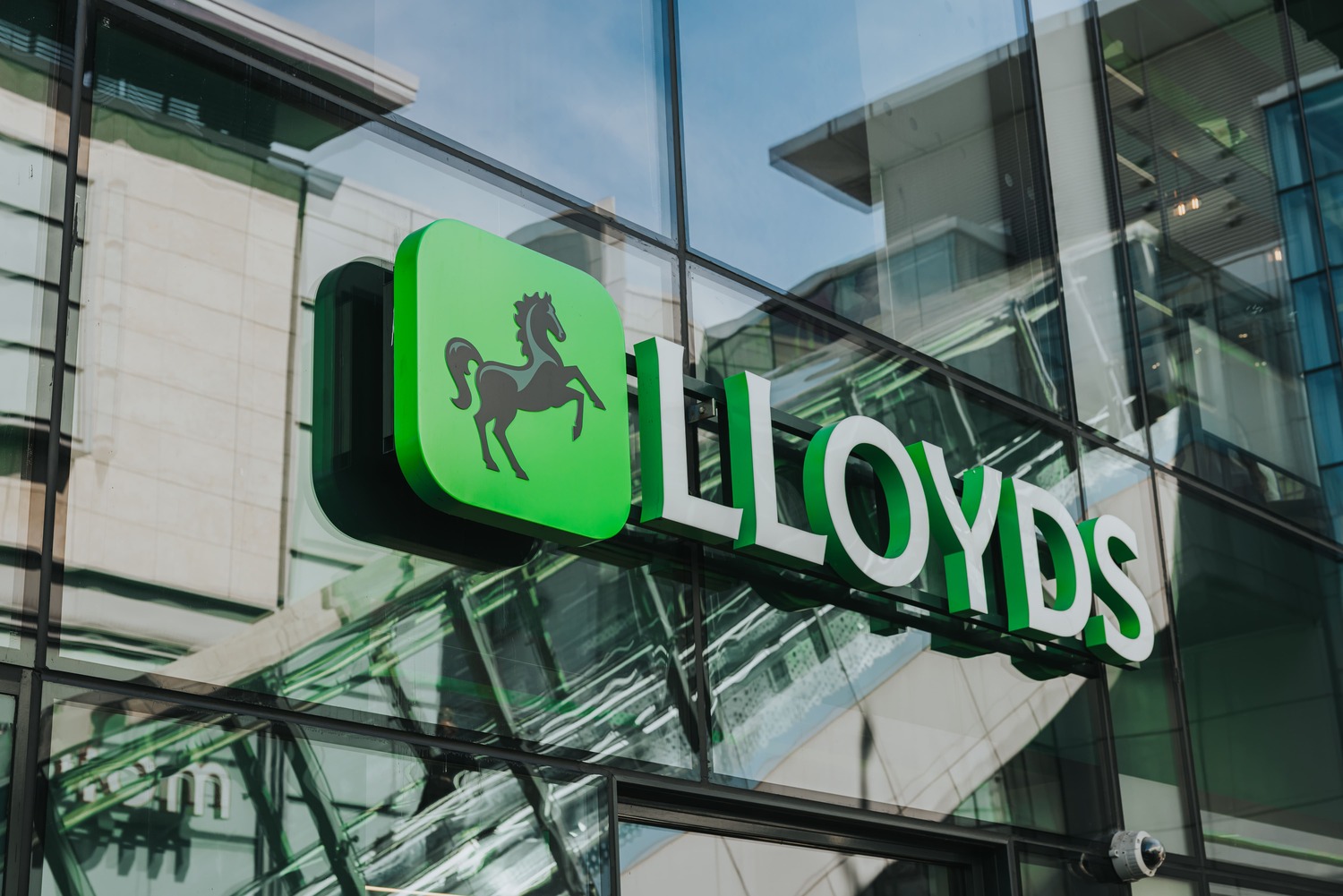Фунт может продолжить рост к евро летом — прогноз банка Lloyds