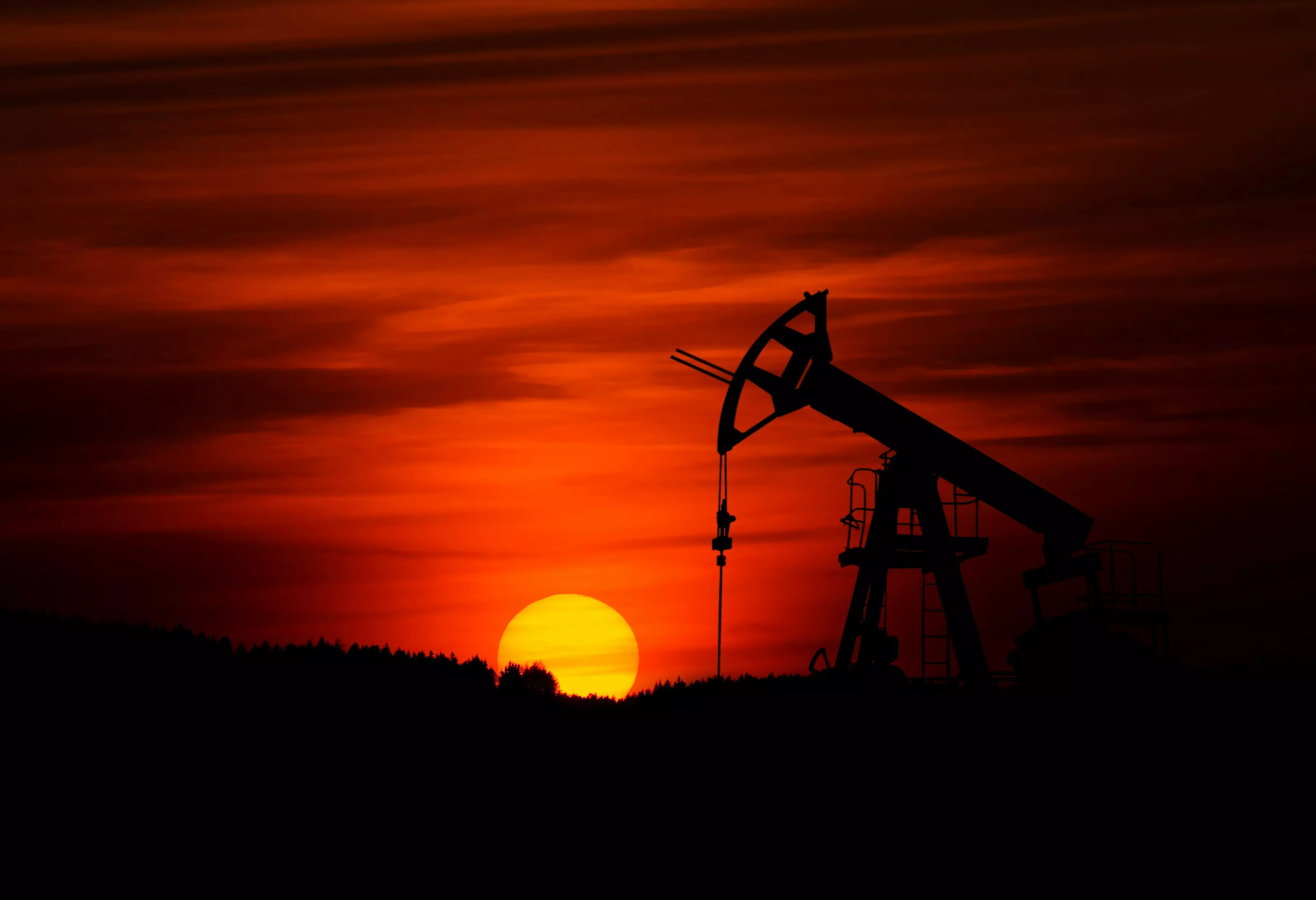 Market Review, August 28: Dollar Gains, Oil Pulls Back
