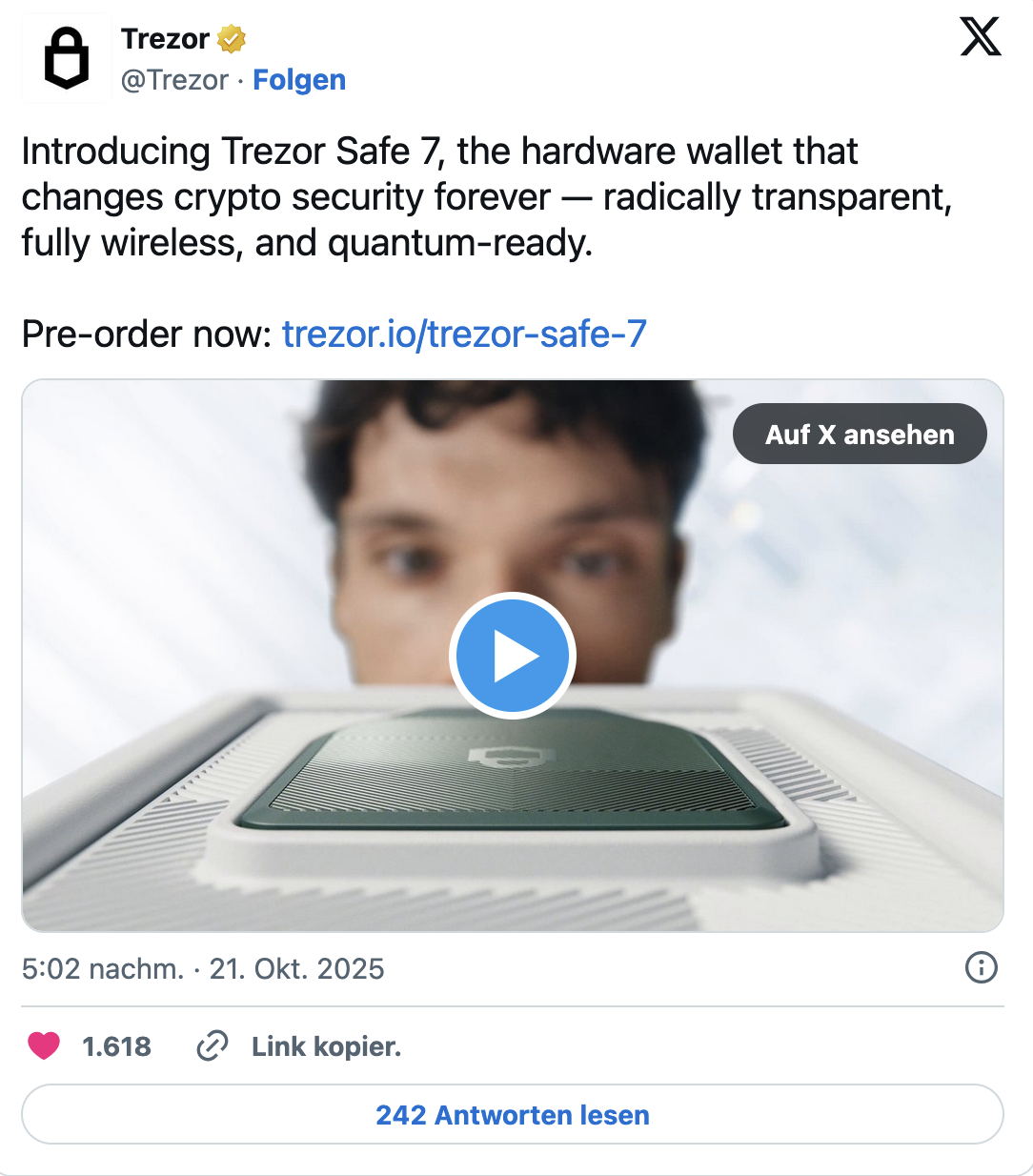 At first glance, it is clear that Trezor Safe 7 is a higher-class device