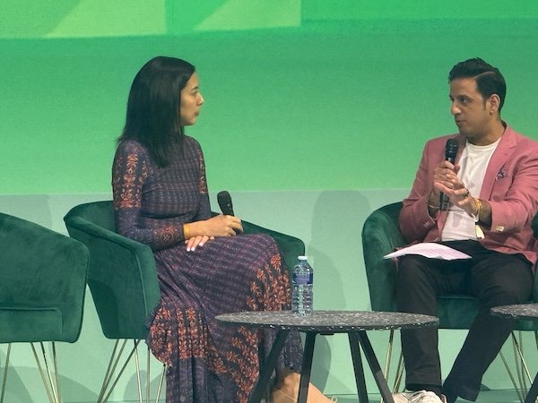 Президент Ripple Моника Лонг во время беседы у камина с Арджуном Харпалом на Парижской неделе блокчейна 8 апреля