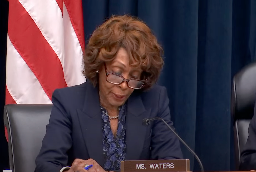 Представитель Максин Уотерс выступает перед законодателями США 4 июня. Источник: Комитет по финансовым услугам Палаты представителей